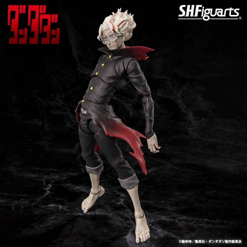 OKARUN (TRANSFORMED) DANDADAN SH FIGUARTS. Tamashii Nations presenta, dentro de la colección S.H: Figuarts, la figura de Okarun (Transformed). Mide 15 cm y está basada en el personaje del anime "Dandadan". Incluye 9x manos (4x izquierdas y 5x derechas), 4x expresiones faciales (provocadora, gritona, enfadada y enfadada mirando hacia otro lado) y 2x máscaras (máscara entera y media máscara). Puedes exponerla junto a la figura de Momo (se vende por separado). SH Figuarts es una línea de Tamashii Nations  de figuras de acción que te permite recrear las escenas y los movimientos de tus personajes favoritos de anime, manga, videojuegos, cine y televisión. Sus productos se caracterizan por su calidad, su detalle y su articulación. SH Figuarts ofrece una amplia gama de líneas de productos, como Dragon Ball, Naruto, One Piece, Marvel, Star Wars y más, que abarcan diferentes géneros, estilos y escalas.
