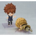 DINO REBORN NENDOROID. Good Smile Company presenta la Nendoroid de Dino Cavallone, basada en su aparición en el anime "Reborn!". Esta figura articulada incluye 3x placas faciales (seria, sonriente y sonrojada) y múltiples accesorios como 1x látigo, 1x figura de Enzio y piezas adicionales para distintas poses. Mide aproximadamente 10 cm de alto y viene con una base para exposición.