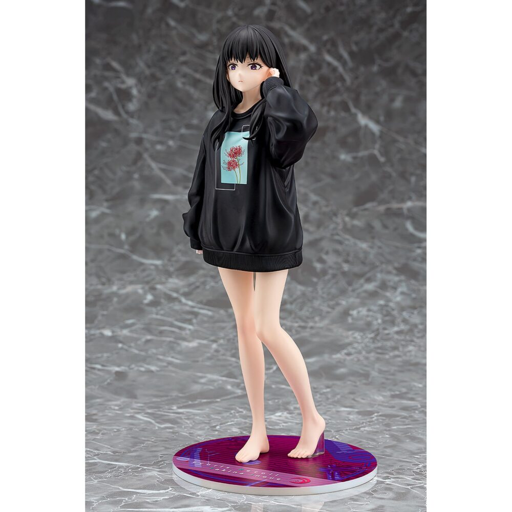 Takina inoue: oversized sweatshirt lycoris recoil 1/7. Phat! Company presenta esta estatua de 25 cm de altura a escala 1/7 de takina inoue, inspirada en la ilustración del segundo episodio del anime "lycoris recoil". La figura muestra a takina en una pose frontal con una sudadera extragrande. Incluye 1x pistola como pieza adicional. Puede combinarse con chisato nishikigi oversized sweatshirt version estatua 25 cm lycoris recoil (se vende por separado).