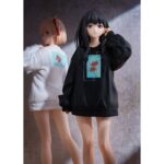 TAKINA INOUE: OVERSIZED SWEATSHIRT LYCORIS RECOIL 1/7. Phat! Company presenta esta estatua de 25 cm de altura a escala 1/7 de Takina Inoue, inspirada en la ilustración del segundo episodio del anime "Lycoris Recoil". La figura muestra a Takina en una pose frontal con una sudadera extragrande. Incluye 1x pistola como pieza adicional. Puede combinarse con CHISATO NISHIKIGI OVERSIZED SWEATSHIRT VERSION ESTATUA 25 CM LYCORIS RECOIL (se vende por separado).