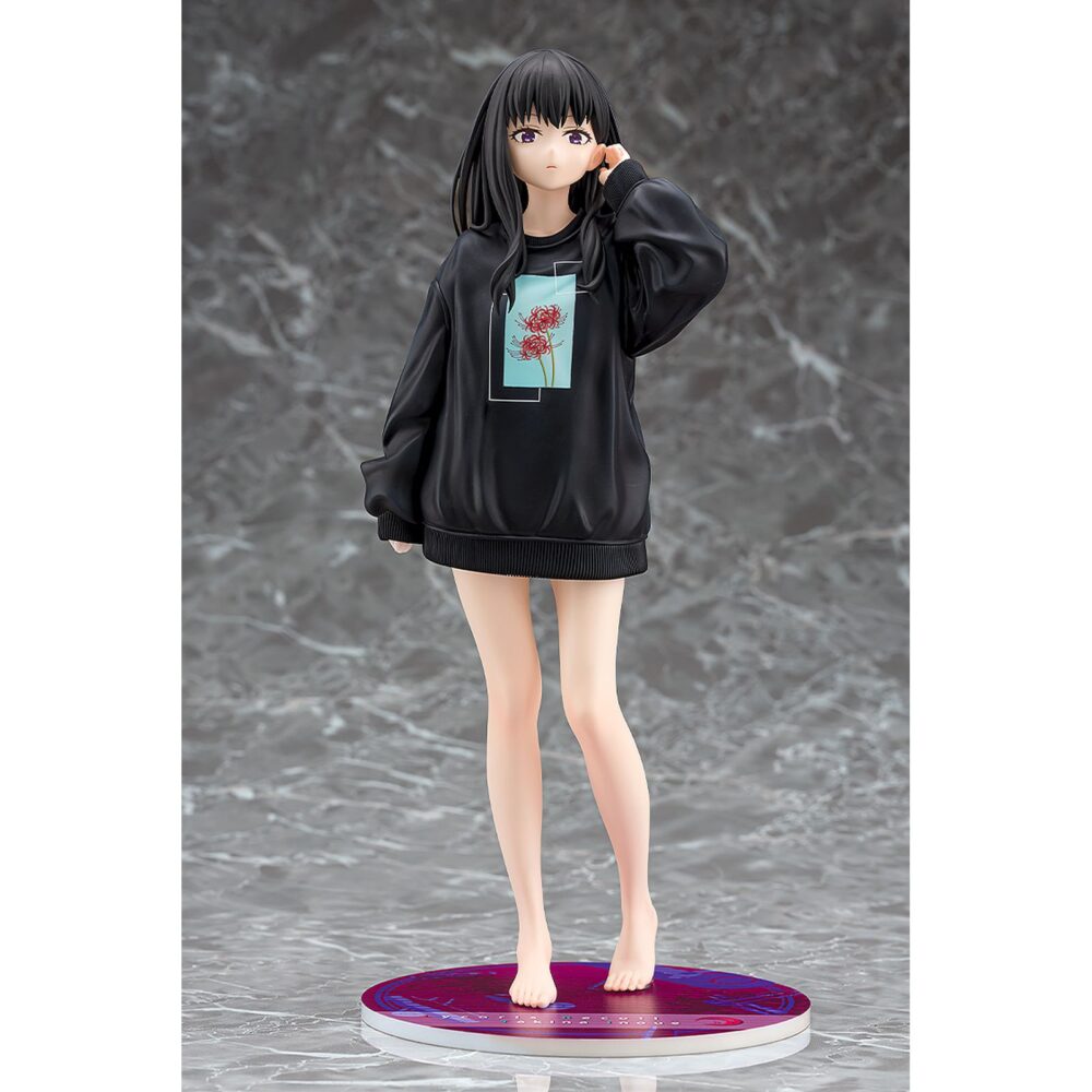 Takina inoue: oversized sweatshirt lycoris recoil 1/7. Phat! Company presenta esta estatua de 25 cm de altura a escala 1/7 de takina inoue, inspirada en la ilustración del segundo episodio del anime "lycoris recoil". La figura muestra a takina en una pose frontal con una sudadera extragrande. Incluye 1x pistola como pieza adicional. Puede combinarse con chisato nishikigi oversized sweatshirt version estatua 25 cm lycoris recoil (se vende por separado).