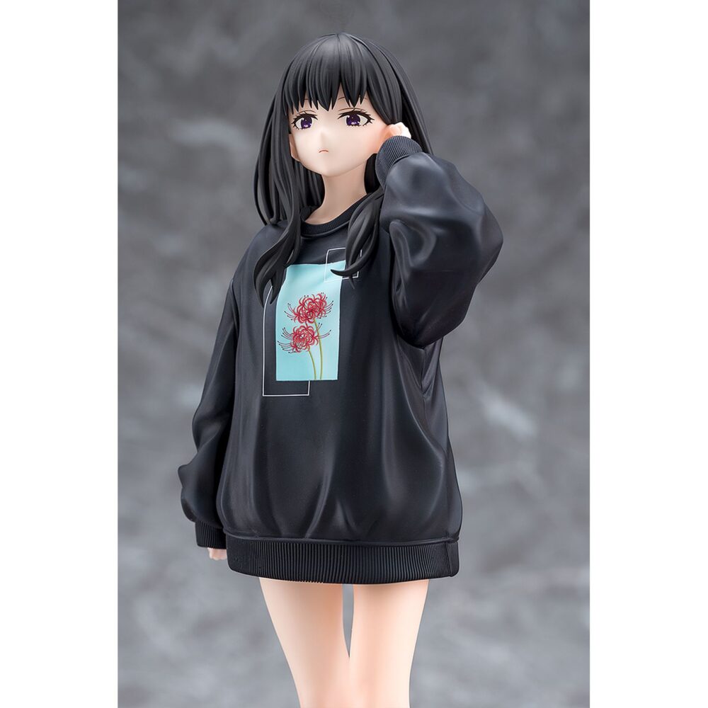 Takina inoue: oversized sweatshirt lycoris recoil 1/7. Phat! Company presenta esta estatua de 25 cm de altura a escala 1/7 de takina inoue, inspirada en la ilustración del segundo episodio del anime "lycoris recoil". La figura muestra a takina en una pose frontal con una sudadera extragrande. Incluye 1x pistola como pieza adicional. Puede combinarse con chisato nishikigi oversized sweatshirt version estatua 25 cm lycoris recoil (se vende por separado).