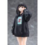 TAKINA INOUE: OVERSIZED SWEATSHIRT LYCORIS RECOIL 1/7. Phat! Company presenta esta estatua de 25 cm de altura a escala 1/7 de Takina Inoue, inspirada en la ilustración del segundo episodio del anime "Lycoris Recoil". La figura muestra a Takina en una pose frontal con una sudadera extragrande. Incluye 1x pistola como pieza adicional. Puede combinarse con CHISATO NISHIKIGI OVERSIZED SWEATSHIRT VERSION ESTATUA 25 CM LYCORIS RECOIL (se vende por separado).