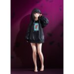 TAKINA INOUE: OVERSIZED SWEATSHIRT LYCORIS RECOIL 1/7. Phat! Company presenta esta estatua de 25 cm de altura a escala 1/7 de Takina Inoue, inspirada en la ilustración del segundo episodio del anime "Lycoris Recoil". La figura muestra a Takina en una pose frontal con una sudadera extragrande. Incluye 1x pistola como pieza adicional. Puede combinarse con CHISATO NISHIKIGI OVERSIZED SWEATSHIRT VERSION ESTATUA 25 CM LYCORIS RECOIL (se vende por separado).