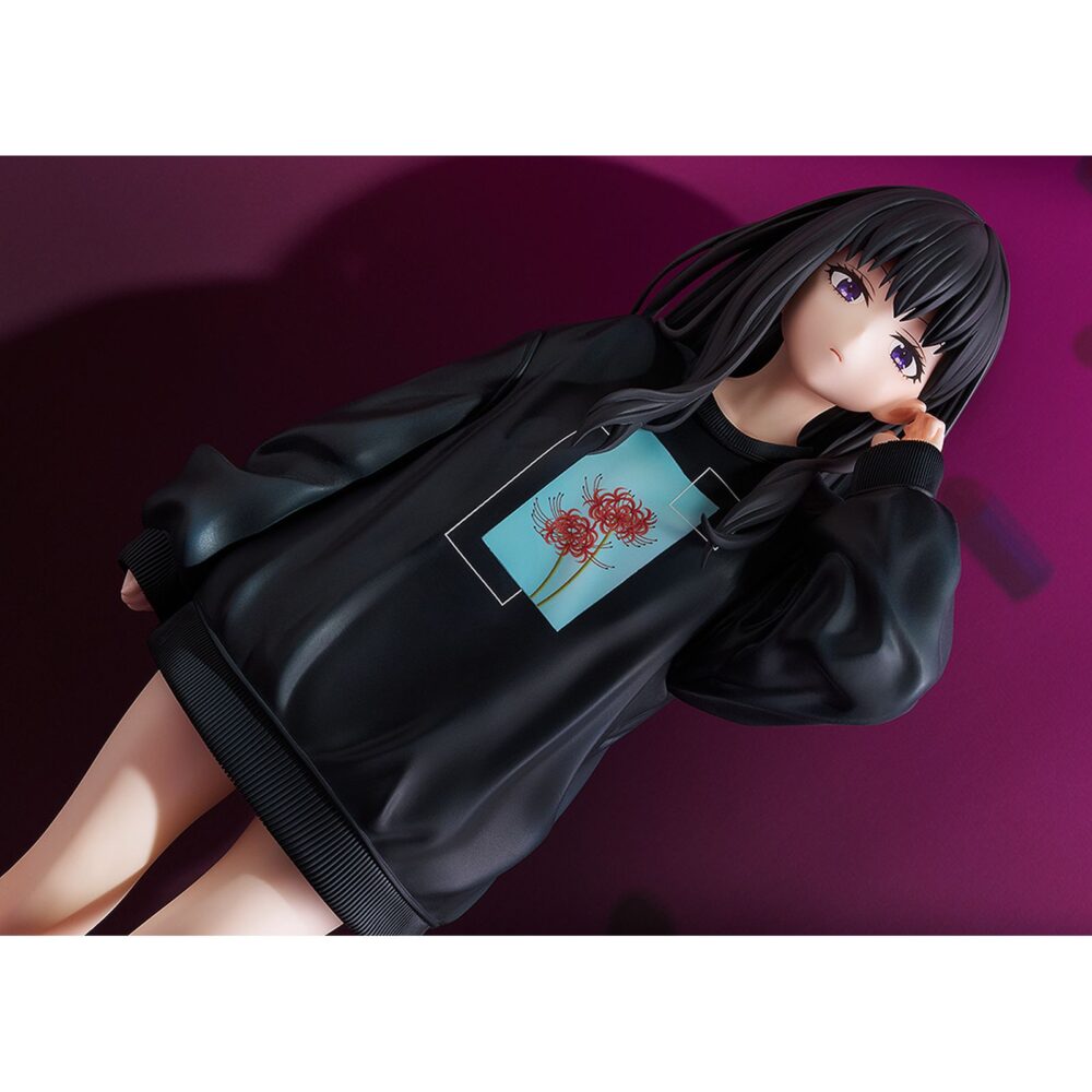 Takina inoue: oversized sweatshirt lycoris recoil 1/7. Phat! Company presenta esta estatua de 25 cm de altura a escala 1/7 de takina inoue, inspirada en la ilustración del segundo episodio del anime "lycoris recoil". La figura muestra a takina en una pose frontal con una sudadera extragrande. Incluye 1x pistola como pieza adicional. Puede combinarse con chisato nishikigi oversized sweatshirt version estatua 25 cm lycoris recoil (se vende por separado).