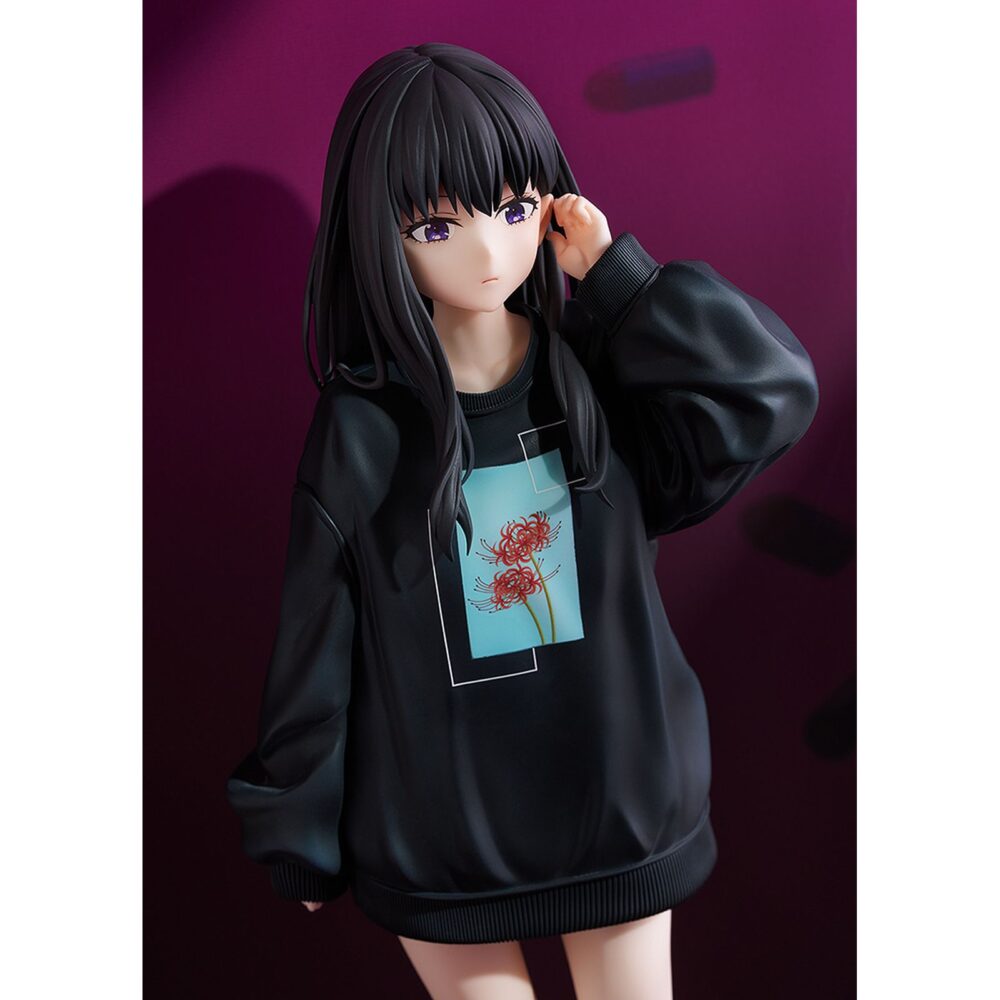 Takina inoue: oversized sweatshirt lycoris recoil 1/7. Phat! Company presenta esta estatua de 25 cm de altura a escala 1/7 de takina inoue, inspirada en la ilustración del segundo episodio del anime "lycoris recoil". La figura muestra a takina en una pose frontal con una sudadera extragrande. Incluye 1x pistola como pieza adicional. Puede combinarse con chisato nishikigi oversized sweatshirt version estatua 25 cm lycoris recoil (se vende por separado).