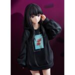 TAKINA INOUE: OVERSIZED SWEATSHIRT LYCORIS RECOIL 1/7. Phat! Company presenta esta estatua de 25 cm de altura a escala 1/7 de Takina Inoue, inspirada en la ilustración del segundo episodio del anime "Lycoris Recoil". La figura muestra a Takina en una pose frontal con una sudadera extragrande. Incluye 1x pistola como pieza adicional. Puede combinarse con CHISATO NISHIKIGI OVERSIZED SWEATSHIRT VERSION ESTATUA 25 CM LYCORIS RECOIL (se vende por separado).