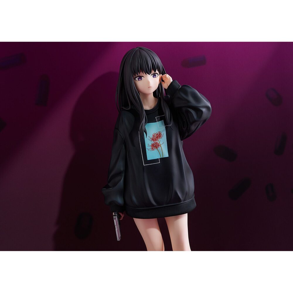 Takina inoue: oversized sweatshirt lycoris recoil 1/7. Phat! Company presenta esta estatua de 25 cm de altura a escala 1/7 de takina inoue, inspirada en la ilustración del segundo episodio del anime "lycoris recoil". La figura muestra a takina en una pose frontal con una sudadera extragrande. Incluye 1x pistola como pieza adicional. Puede combinarse con chisato nishikigi oversized sweatshirt version estatua 25 cm lycoris recoil (se vende por separado).