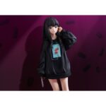 TAKINA INOUE: OVERSIZED SWEATSHIRT LYCORIS RECOIL 1/7. Phat! Company presenta esta estatua de 25 cm de altura a escala 1/7 de Takina Inoue, inspirada en la ilustración del segundo episodio del anime "Lycoris Recoil". La figura muestra a Takina en una pose frontal con una sudadera extragrande. Incluye 1x pistola como pieza adicional. Puede combinarse con CHISATO NISHIKIGI OVERSIZED SWEATSHIRT VERSION ESTATUA 25 CM LYCORIS RECOIL (se vende por separado).