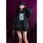 TAKINA INOUE: OVERSIZED SWEATSHIRT LYCORIS RECOIL 1/7. Phat! Company presenta esta estatua de 25 cm de altura a escala 1/7 de Takina Inoue, inspirada en la ilustración del segundo episodio del anime "Lycoris Recoil". La figura muestra a Takina en una pose frontal con una sudadera extragrande. Incluye 1x pistola como pieza adicional. Puede combinarse con CHISATO NISHIKIGI OVERSIZED SWEATSHIRT VERSION ESTATUA 25 CM LYCORIS RECOIL (se vende por separado).