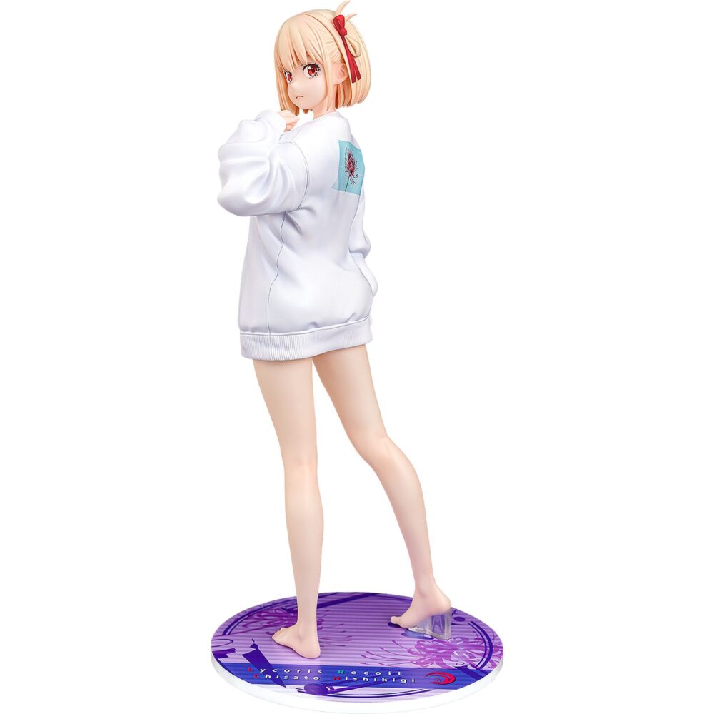 Chisato nishikigi: oversized sweatshirt lycoris recoil 1/7. Phat! Company introduce en su catálogo esta estatua de 25 cm de altura a escala 1/7 de chisato nishikigi, basada en la ilustración del segundo episodio del anime "lycoris recoil". La figura muestra a chisato vistiendo una sudadera extragrande, con sus piernas al descubierto. Incluye 1x expresión facial extra sonriendo. Es perfecta para exponer junto a takina inoue oversized sweatshirt version estatua 25 cm lycoris recoil (se vende por separado).