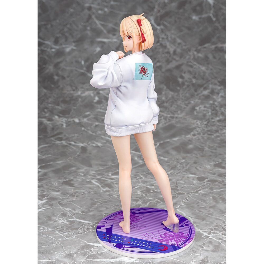 Chisato nishikigi: oversized sweatshirt lycoris recoil 1/7. Phat! Company introduce en su catálogo esta estatua de 25 cm de altura a escala 1/7 de chisato nishikigi, basada en la ilustración del segundo episodio del anime "lycoris recoil". La figura muestra a chisato vistiendo una sudadera extragrande, con sus piernas al descubierto. Incluye 1x expresión facial extra sonriendo. Es perfecta para exponer junto a takina inoue oversized sweatshirt version estatua 25 cm lycoris recoil (se vende por separado).