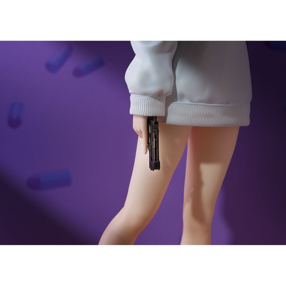 Chisato nishikigi: oversized sweatshirt lycoris recoil 1/7. Phat! Company introduce en su catálogo esta estatua de 25 cm de altura a escala 1/7 de chisato nishikigi, basada en la ilustración del segundo episodio del anime "lycoris recoil". La figura muestra a chisato vistiendo una sudadera extragrande, con sus piernas al descubierto. Incluye 1x expresión facial extra sonriendo. Es perfecta para exponer junto a takina inoue oversized sweatshirt version estatua 25 cm lycoris recoil (se vende por separado).