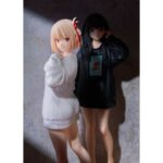 CHISATO NISHIKIGI: OVERSIZED SWEATSHIRT LYCORIS RECOIL 1/7. Phat! Company introduce en su catálogo esta estatua de 25 cm de altura a escala 1/7 de Chisato Nishikigi, basada en la ilustración del segundo episodio del anime "Lycoris Recoil". La figura muestra a Chisato vistiendo una sudadera extragrande, con sus piernas al descubierto. Incluye 1x expresión facial extra sonriendo. Es perfecta para exponer junto a TAKINA INOUE OVERSIZED SWEATSHIRT VERSION ESTATUA 25 CM LYCORIS RECOIL (se vende por separado).