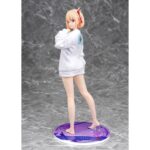 CHISATO NISHIKIGI: OVERSIZED SWEATSHIRT LYCORIS RECOIL 1/7. Phat! Company introduce en su catálogo esta estatua de 25 cm de altura a escala 1/7 de Chisato Nishikigi, basada en la ilustración del segundo episodio del anime "Lycoris Recoil". La figura muestra a Chisato vistiendo una sudadera extragrande, con sus piernas al descubierto. Incluye 1x expresión facial extra sonriendo. Es perfecta para exponer junto a TAKINA INOUE OVERSIZED SWEATSHIRT VERSION ESTATUA 25 CM LYCORIS RECOIL (se vende por separado).