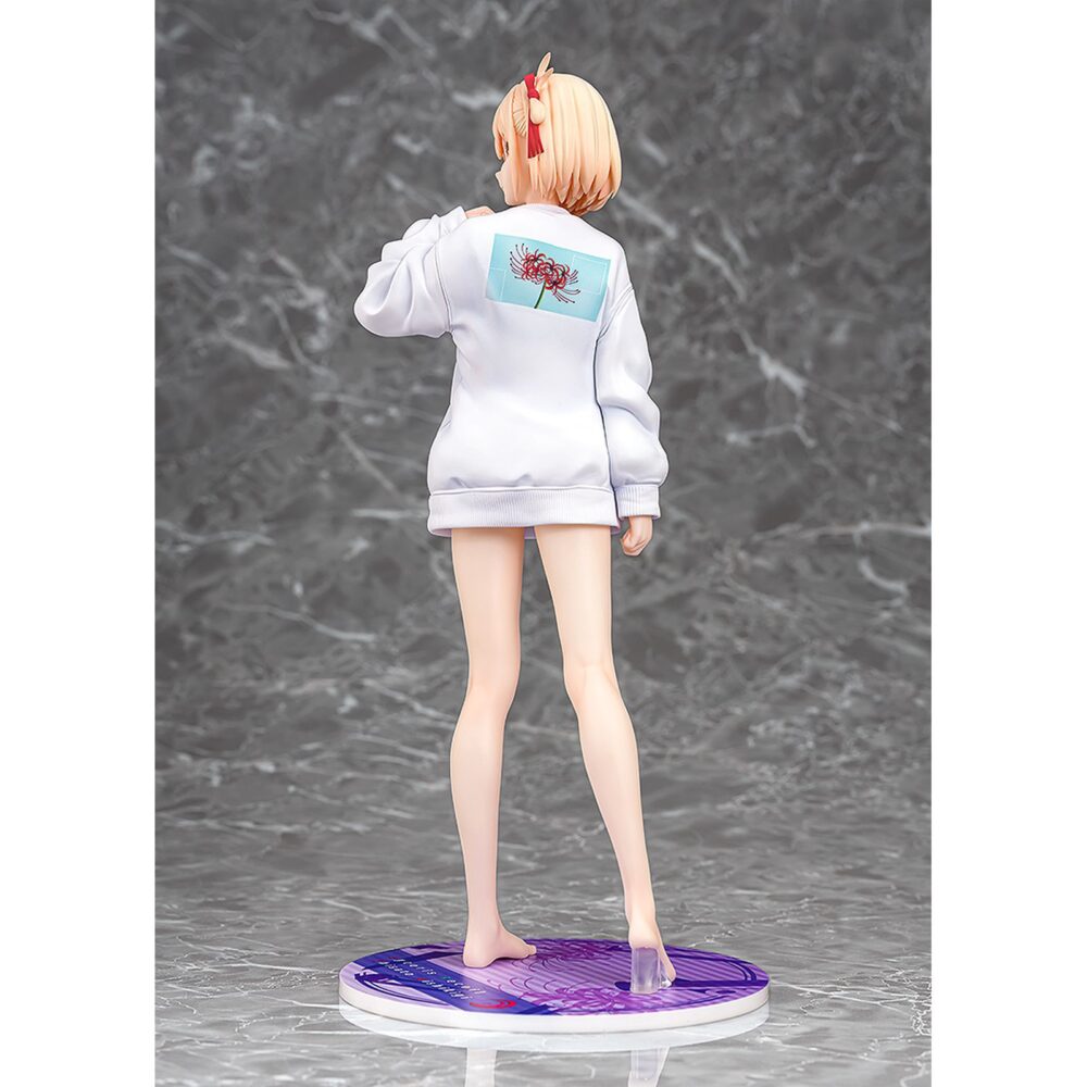 Chisato nishikigi: oversized sweatshirt lycoris recoil 1/7. Phat! Company introduce en su catálogo esta estatua de 25 cm de altura a escala 1/7 de chisato nishikigi, basada en la ilustración del segundo episodio del anime "lycoris recoil". La figura muestra a chisato vistiendo una sudadera extragrande, con sus piernas al descubierto. Incluye 1x expresión facial extra sonriendo. Es perfecta para exponer junto a takina inoue oversized sweatshirt version estatua 25 cm lycoris recoil (se vende por separado).