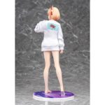 CHISATO NISHIKIGI: OVERSIZED SWEATSHIRT LYCORIS RECOIL 1/7. Phat! Company introduce en su catálogo esta estatua de 25 cm de altura a escala 1/7 de Chisato Nishikigi, basada en la ilustración del segundo episodio del anime "Lycoris Recoil". La figura muestra a Chisato vistiendo una sudadera extragrande, con sus piernas al descubierto. Incluye 1x expresión facial extra sonriendo. Es perfecta para exponer junto a TAKINA INOUE OVERSIZED SWEATSHIRT VERSION ESTATUA 25 CM LYCORIS RECOIL (se vende por separado).