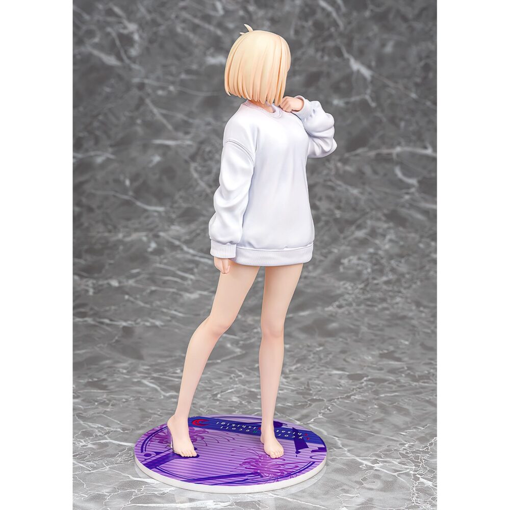 Chisato nishikigi: oversized sweatshirt lycoris recoil 1/7. Phat! Company introduce en su catálogo esta estatua de 25 cm de altura a escala 1/7 de chisato nishikigi, basada en la ilustración del segundo episodio del anime "lycoris recoil". La figura muestra a chisato vistiendo una sudadera extragrande, con sus piernas al descubierto. Incluye 1x expresión facial extra sonriendo. Es perfecta para exponer junto a takina inoue oversized sweatshirt version estatua 25 cm lycoris recoil (se vende por separado).