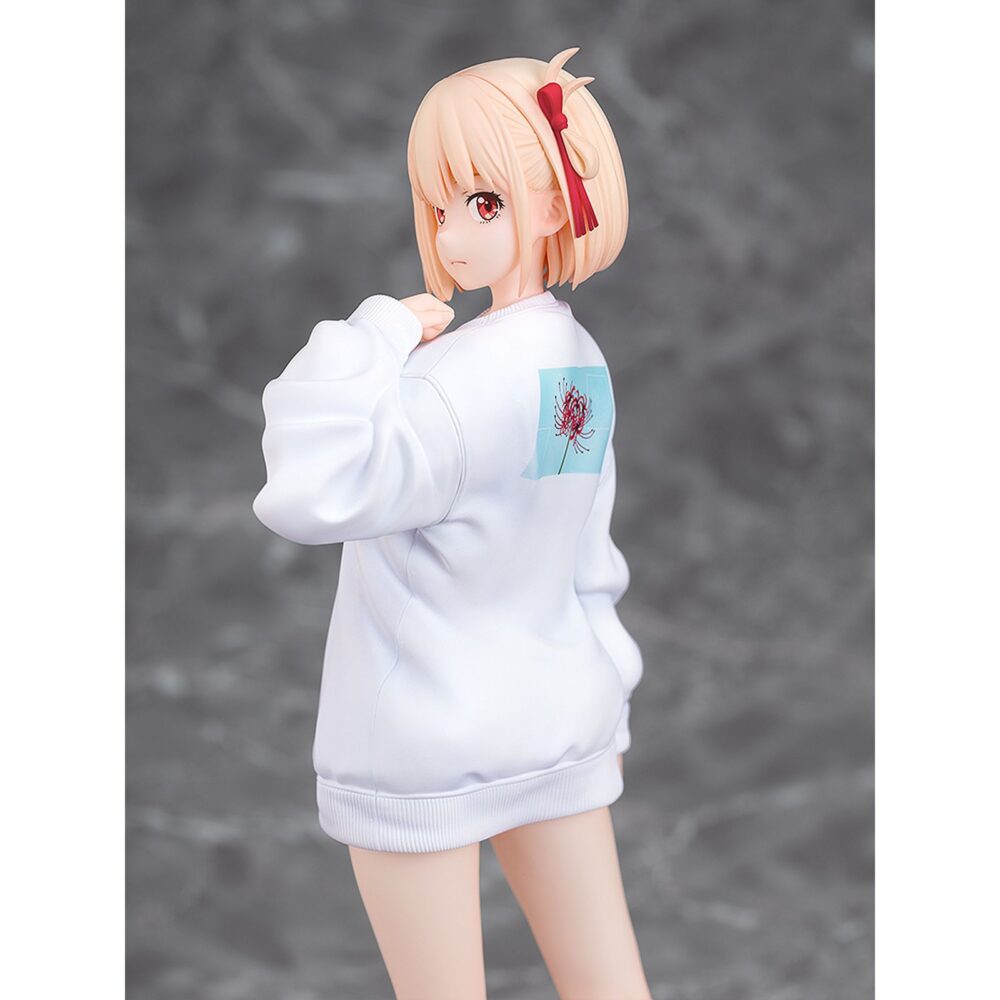 Chisato nishikigi: oversized sweatshirt lycoris recoil 1/7. Phat! Company introduce en su catálogo esta estatua de 25 cm de altura a escala 1/7 de chisato nishikigi, basada en la ilustración del segundo episodio del anime "lycoris recoil". La figura muestra a chisato vistiendo una sudadera extragrande, con sus piernas al descubierto. Incluye 1x expresión facial extra sonriendo. Es perfecta para exponer junto a takina inoue oversized sweatshirt version estatua 25 cm lycoris recoil (se vende por separado).