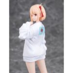 CHISATO NISHIKIGI: OVERSIZED SWEATSHIRT LYCORIS RECOIL 1/7. Phat! Company introduce en su catálogo esta estatua de 25 cm de altura a escala 1/7 de Chisato Nishikigi, basada en la ilustración del segundo episodio del anime "Lycoris Recoil". La figura muestra a Chisato vistiendo una sudadera extragrande, con sus piernas al descubierto. Incluye 1x expresión facial extra sonriendo. Es perfecta para exponer junto a TAKINA INOUE OVERSIZED SWEATSHIRT VERSION ESTATUA 25 CM LYCORIS RECOIL (se vende por separado).
