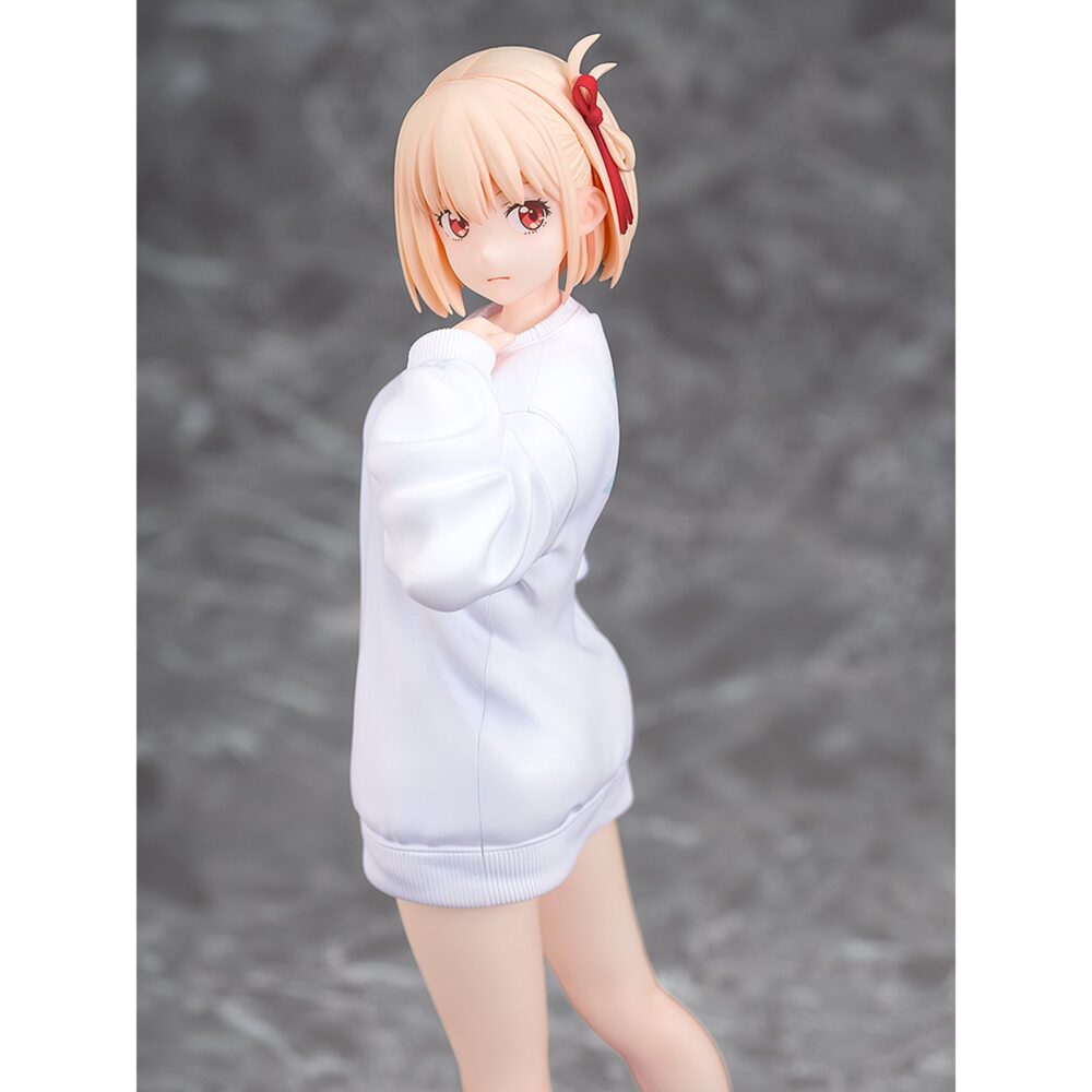 Chisato nishikigi: oversized sweatshirt lycoris recoil 1/7. Phat! Company introduce en su catálogo esta estatua de 25 cm de altura a escala 1/7 de chisato nishikigi, basada en la ilustración del segundo episodio del anime "lycoris recoil". La figura muestra a chisato vistiendo una sudadera extragrande, con sus piernas al descubierto. Incluye 1x expresión facial extra sonriendo. Es perfecta para exponer junto a takina inoue oversized sweatshirt version estatua 25 cm lycoris recoil (se vende por separado).