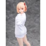 CHISATO NISHIKIGI: OVERSIZED SWEATSHIRT LYCORIS RECOIL 1/7. Phat! Company introduce en su catálogo esta estatua de 25 cm de altura a escala 1/7 de Chisato Nishikigi, basada en la ilustración del segundo episodio del anime "Lycoris Recoil". La figura muestra a Chisato vistiendo una sudadera extragrande, con sus piernas al descubierto. Incluye 1x expresión facial extra sonriendo. Es perfecta para exponer junto a TAKINA INOUE OVERSIZED SWEATSHIRT VERSION ESTATUA 25 CM LYCORIS RECOIL (se vende por separado).