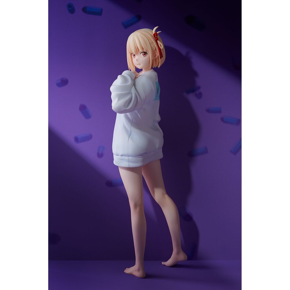 Chisato nishikigi: oversized sweatshirt lycoris recoil 1/7. Phat! Company introduce en su catálogo esta estatua de 25 cm de altura a escala 1/7 de chisato nishikigi, basada en la ilustración del segundo episodio del anime "lycoris recoil". La figura muestra a chisato vistiendo una sudadera extragrande, con sus piernas al descubierto. Incluye 1x expresión facial extra sonriendo. Es perfecta para exponer junto a takina inoue oversized sweatshirt version estatua 25 cm lycoris recoil (se vende por separado).