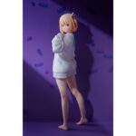 CHISATO NISHIKIGI: OVERSIZED SWEATSHIRT LYCORIS RECOIL 1/7. Phat! Company introduce en su catálogo esta estatua de 25 cm de altura a escala 1/7 de Chisato Nishikigi, basada en la ilustración del segundo episodio del anime "Lycoris Recoil". La figura muestra a Chisato vistiendo una sudadera extragrande, con sus piernas al descubierto. Incluye 1x expresión facial extra sonriendo. Es perfecta para exponer junto a TAKINA INOUE OVERSIZED SWEATSHIRT VERSION ESTATUA 25 CM LYCORIS RECOIL (se vende por separado).