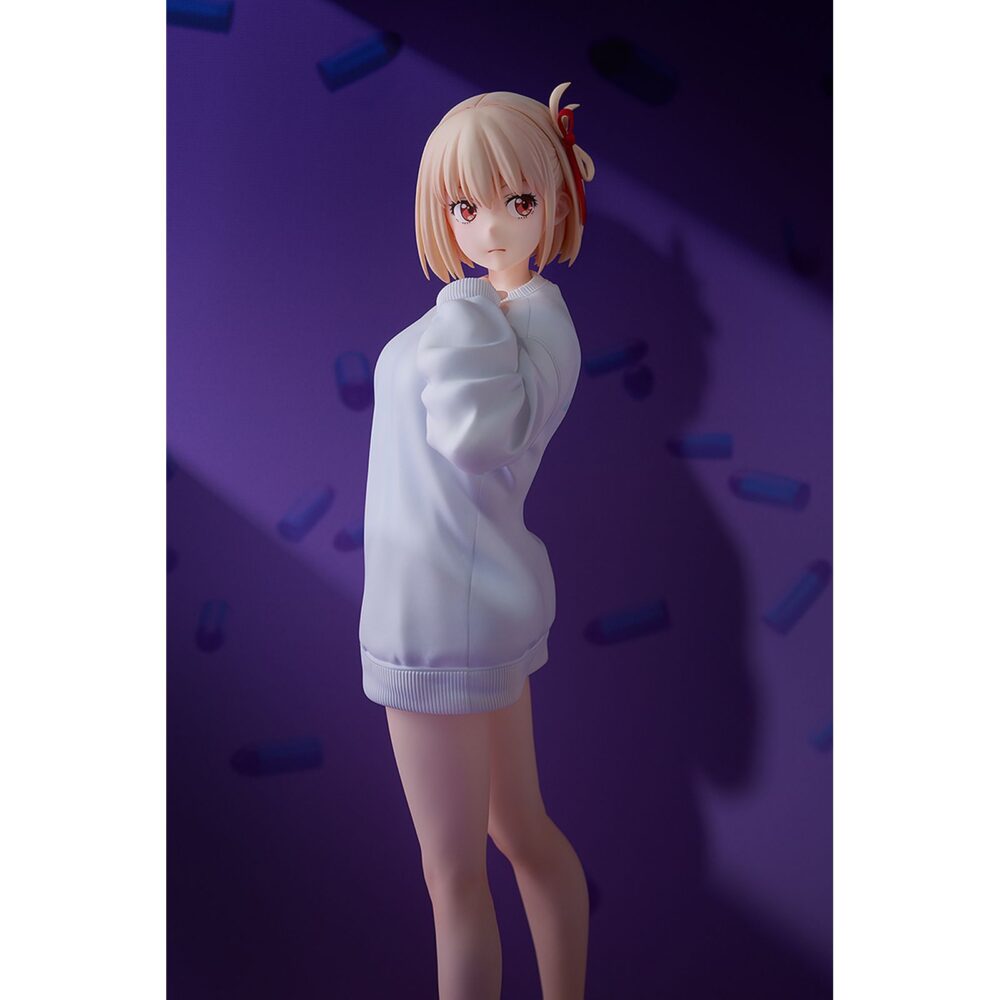 Chisato nishikigi: oversized sweatshirt lycoris recoil 1/7. Phat! Company introduce en su catálogo esta estatua de 25 cm de altura a escala 1/7 de chisato nishikigi, basada en la ilustración del segundo episodio del anime "lycoris recoil". La figura muestra a chisato vistiendo una sudadera extragrande, con sus piernas al descubierto. Incluye 1x expresión facial extra sonriendo. Es perfecta para exponer junto a takina inoue oversized sweatshirt version estatua 25 cm lycoris recoil (se vende por separado).
