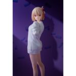 CHISATO NISHIKIGI: OVERSIZED SWEATSHIRT LYCORIS RECOIL 1/7. Phat! Company introduce en su catálogo esta estatua de 25 cm de altura a escala 1/7 de Chisato Nishikigi, basada en la ilustración del segundo episodio del anime "Lycoris Recoil". La figura muestra a Chisato vistiendo una sudadera extragrande, con sus piernas al descubierto. Incluye 1x expresión facial extra sonriendo. Es perfecta para exponer junto a TAKINA INOUE OVERSIZED SWEATSHIRT VERSION ESTATUA 25 CM LYCORIS RECOIL (se vende por separado).