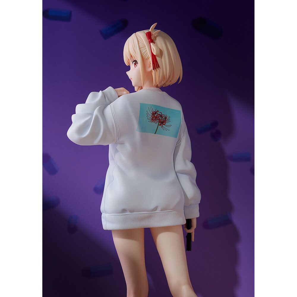 Chisato nishikigi: oversized sweatshirt lycoris recoil 1/7. Phat! Company introduce en su catálogo esta estatua de 25 cm de altura a escala 1/7 de chisato nishikigi, basada en la ilustración del segundo episodio del anime "lycoris recoil". La figura muestra a chisato vistiendo una sudadera extragrande, con sus piernas al descubierto. Incluye 1x expresión facial extra sonriendo. Es perfecta para exponer junto a takina inoue oversized sweatshirt version estatua 25 cm lycoris recoil (se vende por separado).