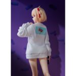 CHISATO NISHIKIGI: OVERSIZED SWEATSHIRT LYCORIS RECOIL 1/7. Phat! Company introduce en su catálogo esta estatua de 25 cm de altura a escala 1/7 de Chisato Nishikigi, basada en la ilustración del segundo episodio del anime "Lycoris Recoil". La figura muestra a Chisato vistiendo una sudadera extragrande, con sus piernas al descubierto. Incluye 1x expresión facial extra sonriendo. Es perfecta para exponer junto a TAKINA INOUE OVERSIZED SWEATSHIRT VERSION ESTATUA 25 CM LYCORIS RECOIL (se vende por separado).
