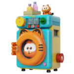 WASHING MACHINE SET CONSTRUCCION GARFIELD THE MOVIE FANTASTIC MACHINES SERIES. Pantasy presenta, dentro de la colección Fantastic Machines Series, este set de construcción de Washing Machine, basado en el personaje de la película “Garfield”. Tiene unas medidas de 18 x 13 x 10,5 cm y está inspirado en una autentica lavadora. El set está formado por 284 piezas y requiere de 1 hora aproximadamente para su montaje. La tapa transparente se puede abrir y mientras que el Garfield del interior girará al manipular la rueda del lateral. Incluye la figura de un pequeño Garfield y envases de detergente. Cuenta con una pantalla de control detallada con botones. Edad mínima recomendada 6 años.
