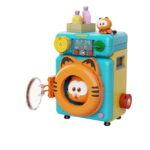 WASHING MACHINE SET CONSTRUCCION GARFIELD THE MOVIE FANTASTIC MACHINES SERIES. Pantasy presenta, dentro de la colección Fantastic Machines Series, este set de construcción de Washing Machine, basado en el personaje de la película “Garfield”. Tiene unas medidas de 18 x 13 x 10,5 cm y está inspirado en una autentica lavadora. El set está formado por 284 piezas y requiere de 1 hora aproximadamente para su montaje. La tapa transparente se puede abrir y mientras que el Garfield del interior girará al manipular la rueda del lateral. Incluye la figura de un pequeño Garfield y envases de detergente. Cuenta con una pantalla de control detallada con botones. Edad mínima recomendada 6 años.