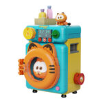 WASHING MACHINE SET CONSTRUCCION GARFIELD THE MOVIE FANTASTIC MACHINES SERIES. Pantasy presenta, dentro de la colección Fantastic Machines Series, este set de construcción de Washing Machine, basado en el personaje de la película “Garfield”. Tiene unas medidas de 18 x 13 x 10,5 cm y está inspirado en una autentica lavadora. El set está formado por 284 piezas y requiere de 1 hora aproximadamente para su montaje. La tapa transparente se puede abrir y mientras que el Garfield del interior girará al manipular la rueda del lateral. Incluye la figura de un pequeño Garfield y envases de detergente. Cuenta con una pantalla de control detallada con botones. Edad mínima recomendada 6 años.