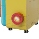 WASHING MACHINE SET CONSTRUCCION GARFIELD THE MOVIE FANTASTIC MACHINES SERIES. Pantasy presenta, dentro de la colección Fantastic Machines Series, este set de construcción de Washing Machine, basado en el personaje de la película “Garfield”. Tiene unas medidas de 18 x 13 x 10,5 cm y está inspirado en una autentica lavadora. El set está formado por 284 piezas y requiere de 1 hora aproximadamente para su montaje. La tapa transparente se puede abrir y mientras que el Garfield del interior girará al manipular la rueda del lateral. Incluye la figura de un pequeño Garfield y envases de detergente. Cuenta con una pantalla de control detallada con botones. Edad mínima recomendada 6 años.