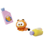 WASHING MACHINE SET CONSTRUCCION GARFIELD THE MOVIE FANTASTIC MACHINES SERIES. Pantasy presenta, dentro de la colección Fantastic Machines Series, este set de construcción de Washing Machine, basado en el personaje de la película “Garfield”. Tiene unas medidas de 18 x 13 x 10,5 cm y está inspirado en una autentica lavadora. El set está formado por 284 piezas y requiere de 1 hora aproximadamente para su montaje. La tapa transparente se puede abrir y mientras que el Garfield del interior girará al manipular la rueda del lateral. Incluye la figura de un pequeño Garfield y envases de detergente. Cuenta con una pantalla de control detallada con botones. Edad mínima recomendada 6 años.