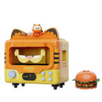 SMART OVEN SET CONSTRUCCION GARFIELD THE MOVIE FANTASTIC MACHINES SERIES. Pantasy presenta, dentro de la colección Fantastic Machines Series, este set de construcción de Smart Oven, basado en el personaje de la película “Garfield”. Tiene unas medidas de 14 x 13 x 9 cm y está inspirado en una autentico horno. El set está formado por 278 piezas y requiere de 1 hora aproximadamente para su montaje. Incluye la figura de un pequeño Garfield, minifiguras reposteras, una hamburguesa y la bandeja extraíble. La puerta del horno es abatible y cuenta con un diseño de un Garfield sonriente y un panel de control detallado. Edad mínima recomendada 6 años.