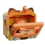 SMART OVEN SET CONSTRUCCION GARFIELD THE MOVIE FANTASTIC MACHINES SERIES. Pantasy presenta, dentro de la colección Fantastic Machines Series, este set de construcción de Smart Oven, basado en el personaje de la película “Garfield”. Tiene unas medidas de 14 x 13 x 9 cm y está inspirado en una autentico horno. El set está formado por 278 piezas y requiere de 1 hora aproximadamente para su montaje. Incluye la figura de un pequeño Garfield, minifiguras reposteras, una hamburguesa y la bandeja extraíble. La puerta del horno es abatible y cuenta con un diseño de un Garfield sonriente y un panel de control detallado. Edad mínima recomendada 6 años.