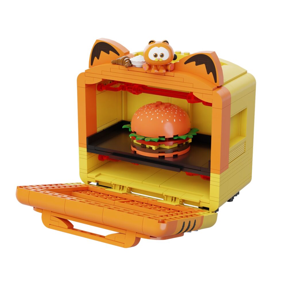 Smart oven set construccion garfield the movie fantastic machines series. Pantasy presenta, dentro de la colección fantastic machines series, este set de construcción de smart oven, basado en el personaje de la película “garfield”. Tiene unas medidas de 14 x 13 x 9 cm y está inspirado en una autentico horno. El set está formado por 278 piezas y requiere de 1 hora aproximadamente para su montaje. Incluye la figura de un pequeño garfield, minifiguras reposteras, una hamburguesa y la bandeja extraíble. La puerta del horno es abatible y cuenta con un diseño de un garfield sonriente y un panel de control detallado. Edad mínima recomendada 6 años.