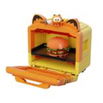SMART OVEN SET CONSTRUCCION GARFIELD THE MOVIE FANTASTIC MACHINES SERIES. Pantasy presenta, dentro de la colección Fantastic Machines Series, este set de construcción de Smart Oven, basado en el personaje de la película “Garfield”. Tiene unas medidas de 14 x 13 x 9 cm y está inspirado en una autentico horno. El set está formado por 278 piezas y requiere de 1 hora aproximadamente para su montaje. Incluye la figura de un pequeño Garfield, minifiguras reposteras, una hamburguesa y la bandeja extraíble. La puerta del horno es abatible y cuenta con un diseño de un Garfield sonriente y un panel de control detallado. Edad mínima recomendada 6 años.
