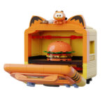 SMART OVEN SET CONSTRUCCION GARFIELD THE MOVIE FANTASTIC MACHINES SERIES. Pantasy presenta, dentro de la colección Fantastic Machines Series, este set de construcción de Smart Oven, basado en el personaje de la película “Garfield”. Tiene unas medidas de 14 x 13 x 9 cm y está inspirado en una autentico horno. El set está formado por 278 piezas y requiere de 1 hora aproximadamente para su montaje. Incluye la figura de un pequeño Garfield, minifiguras reposteras, una hamburguesa y la bandeja extraíble. La puerta del horno es abatible y cuenta con un diseño de un Garfield sonriente y un panel de control detallado. Edad mínima recomendada 6 años.