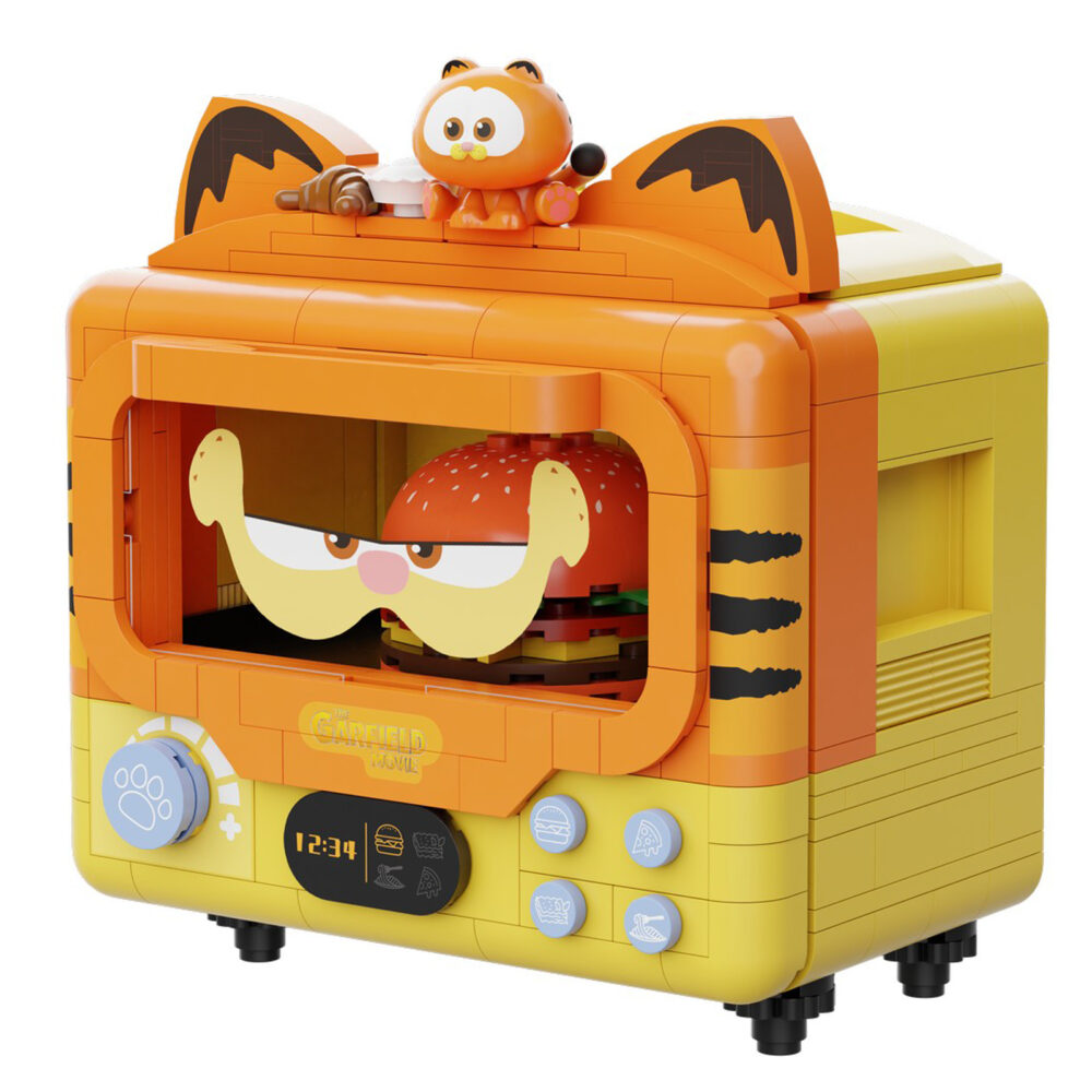 Smart oven set construccion garfield the movie fantastic machines series. Pantasy presenta, dentro de la colección fantastic machines series, este set de construcción de smart oven, basado en el personaje de la película “garfield”. Tiene unas medidas de 14 x 13 x 9 cm y está inspirado en una autentico horno. El set está formado por 278 piezas y requiere de 1 hora aproximadamente para su montaje. Incluye la figura de un pequeño garfield, minifiguras reposteras, una hamburguesa y la bandeja extraíble. La puerta del horno es abatible y cuenta con un diseño de un garfield sonriente y un panel de control detallado. Edad mínima recomendada 6 años.