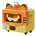 SMART OVEN SET CONSTRUCCION GARFIELD THE MOVIE FANTASTIC MACHINES SERIES. Pantasy presenta, dentro de la colección Fantastic Machines Series, este set de construcción de Smart Oven, basado en el personaje de la película “Garfield”. Tiene unas medidas de 14 x 13 x 9 cm y está inspirado en una autentico horno. El set está formado por 278 piezas y requiere de 1 hora aproximadamente para su montaje. Incluye la figura de un pequeño Garfield, minifiguras reposteras, una hamburguesa y la bandeja extraíble. La puerta del horno es abatible y cuenta con un diseño de un Garfield sonriente y un panel de control detallado. Edad mínima recomendada 6 años.
