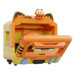 SMART OVEN SET CONSTRUCCION GARFIELD THE MOVIE FANTASTIC MACHINES SERIES. Pantasy presenta, dentro de la colección Fantastic Machines Series, este set de construcción de Smart Oven, basado en el personaje de la película “Garfield”. Tiene unas medidas de 14 x 13 x 9 cm y está inspirado en una autentico horno. El set está formado por 278 piezas y requiere de 1 hora aproximadamente para su montaje. Incluye la figura de un pequeño Garfield, minifiguras reposteras, una hamburguesa y la bandeja extraíble. La puerta del horno es abatible y cuenta con un diseño de un Garfield sonriente y un panel de control detallado. Edad mínima recomendada 6 años.