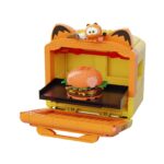 SMART OVEN SET CONSTRUCCION GARFIELD THE MOVIE FANTASTIC MACHINES SERIES. Pantasy presenta, dentro de la colección Fantastic Machines Series, este set de construcción de Smart Oven, basado en el personaje de la película “Garfield”. Tiene unas medidas de 14 x 13 x 9 cm y está inspirado en una autentico horno. El set está formado por 278 piezas y requiere de 1 hora aproximadamente para su montaje. Incluye la figura de un pequeño Garfield, minifiguras reposteras, una hamburguesa y la bandeja extraíble. La puerta del horno es abatible y cuenta con un diseño de un Garfield sonriente y un panel de control detallado. Edad mínima recomendada 6 años.