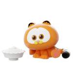 SMART OVEN SET CONSTRUCCION GARFIELD THE MOVIE FANTASTIC MACHINES SERIES. Pantasy presenta, dentro de la colección Fantastic Machines Series, este set de construcción de Smart Oven, basado en el personaje de la película “Garfield”. Tiene unas medidas de 14 x 13 x 9 cm y está inspirado en una autentico horno. El set está formado por 278 piezas y requiere de 1 hora aproximadamente para su montaje. Incluye la figura de un pequeño Garfield, minifiguras reposteras, una hamburguesa y la bandeja extraíble. La puerta del horno es abatible y cuenta con un diseño de un Garfield sonriente y un panel de control detallado. Edad mínima recomendada 6 años.