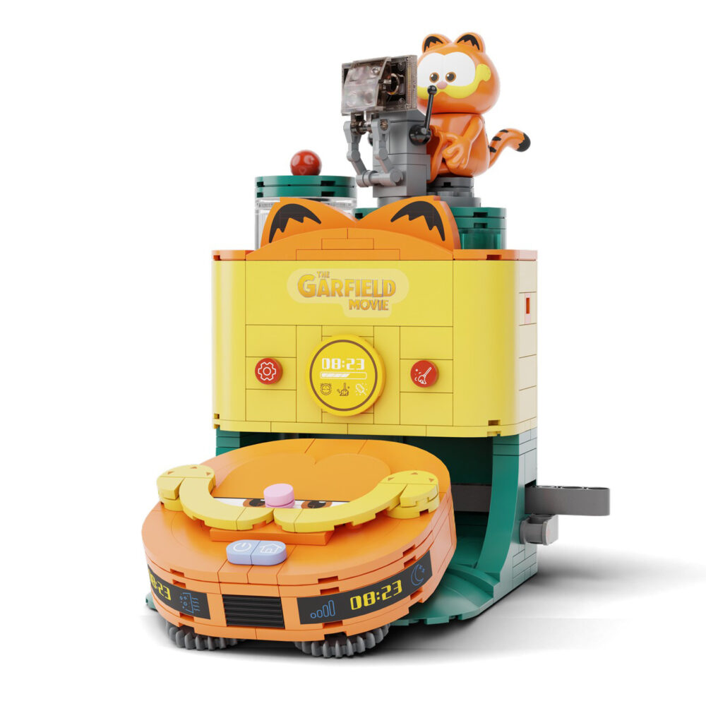 Robot vacuum set construccion garfield the movie fantastic machines series. Pantasy presenta, dentro de la colección fantastic machines series, este set de construcción de robot vacuum, basado en el personaje de la película “garfield”. Tiene unas medidas de 16,5 x 12 x 12 cm y está inspirado en un autentico robot aspirador. El set está formado por 304 piezas y requiere de 1 hora aproximadamente para su montaje. La figura de garfield se encuentra trabajando sobre la zona de carga del robot. Cuenta con un tanque de agua renovable extraíble y al tirar de la palanca, el robot aspirador con diseño de garfield sale disparado de la zona de carga. Edad mínima recomendada 6 años.