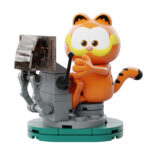 ROBOT VACUUM SET CONSTRUCCION GARFIELD THE MOVIE FANTASTIC MACHINES SERIES. Pantasy presenta, dentro de la colección Fantastic Machines Series, este set de construcción de Robot Vacuum, basado en el personaje de la película “Garfield”. Tiene unas medidas de 16,5 x 12 x 12 cm y está inspirado en un autentico robot aspirador. El set está formado por 304 piezas y requiere de 1 hora aproximadamente para su montaje. La figura de Garfield se encuentra trabajando sobre la zona de carga del robot. Cuenta con un tanque de agua renovable extraíble y al tirar de la palanca, el robot aspirador con diseño de Garfield sale disparado de la zona de carga. Edad mínima recomendada 6 años.