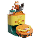 ROBOT VACUUM SET CONSTRUCCION GARFIELD THE MOVIE FANTASTIC MACHINES SERIES. Pantasy presenta, dentro de la colección Fantastic Machines Series, este set de construcción de Robot Vacuum, basado en el personaje de la película “Garfield”. Tiene unas medidas de 16,5 x 12 x 12 cm y está inspirado en un autentico robot aspirador. El set está formado por 304 piezas y requiere de 1 hora aproximadamente para su montaje. La figura de Garfield se encuentra trabajando sobre la zona de carga del robot. Cuenta con un tanque de agua renovable extraíble y al tirar de la palanca, el robot aspirador con diseño de Garfield sale disparado de la zona de carga. Edad mínima recomendada 6 años.